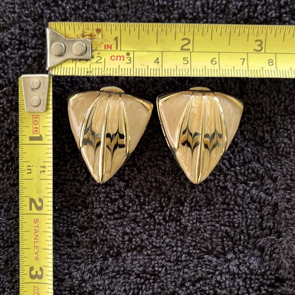 Beautiful Grouping Of Gold Tone Clip On Earrings - Picture 3 of 5